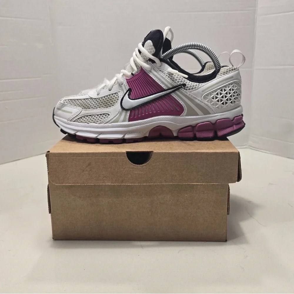 Nike Zoom Vomero‎ 5 Hot Fuchsia size 7Y